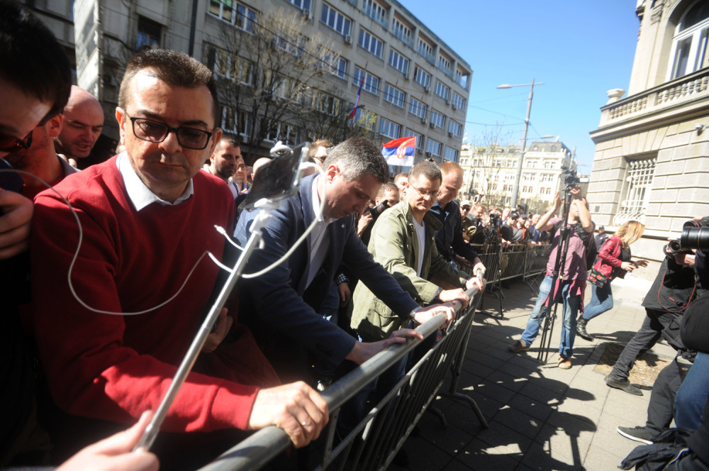 Lažu da je na demonstrante bačen suzavac!