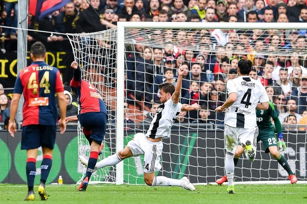 Stara dama na kolenima pred Lazovićevom Đenovom!