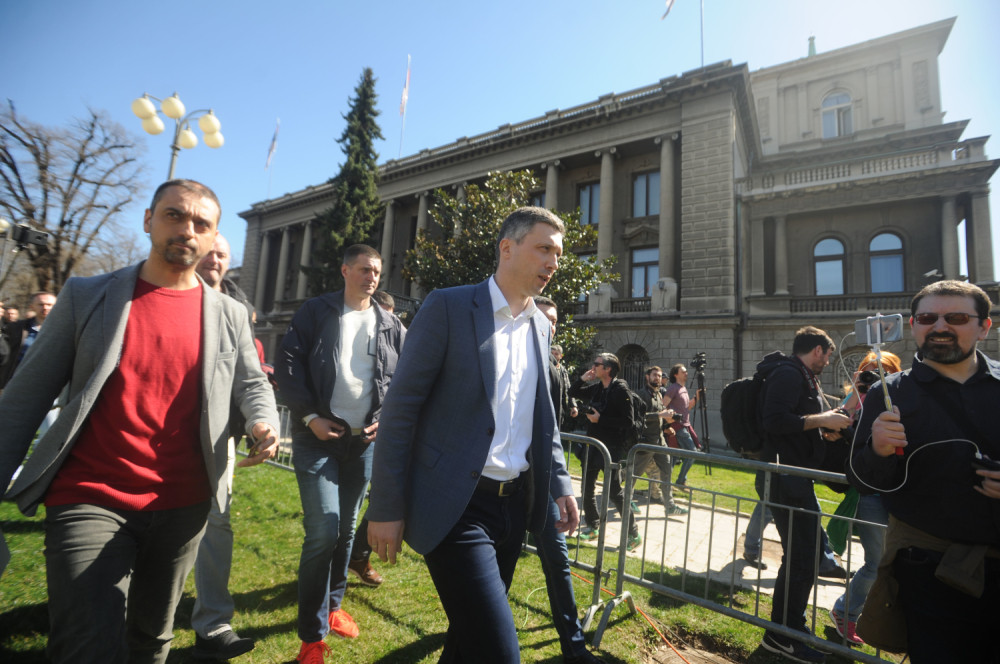 Hrvatska televizija ispred Predsedništva čeka "akciju" svog mezimca Boška! (FOTO)