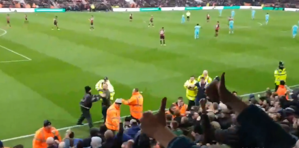 Navijači Njukasla upali na teren, ima povređenih! (VIDEO)