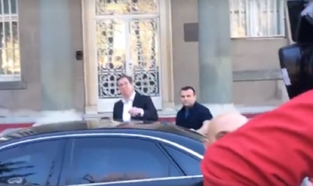Trenutak kada predsednik Vučić napušta zgradu Predsedništva (VIDEO)
