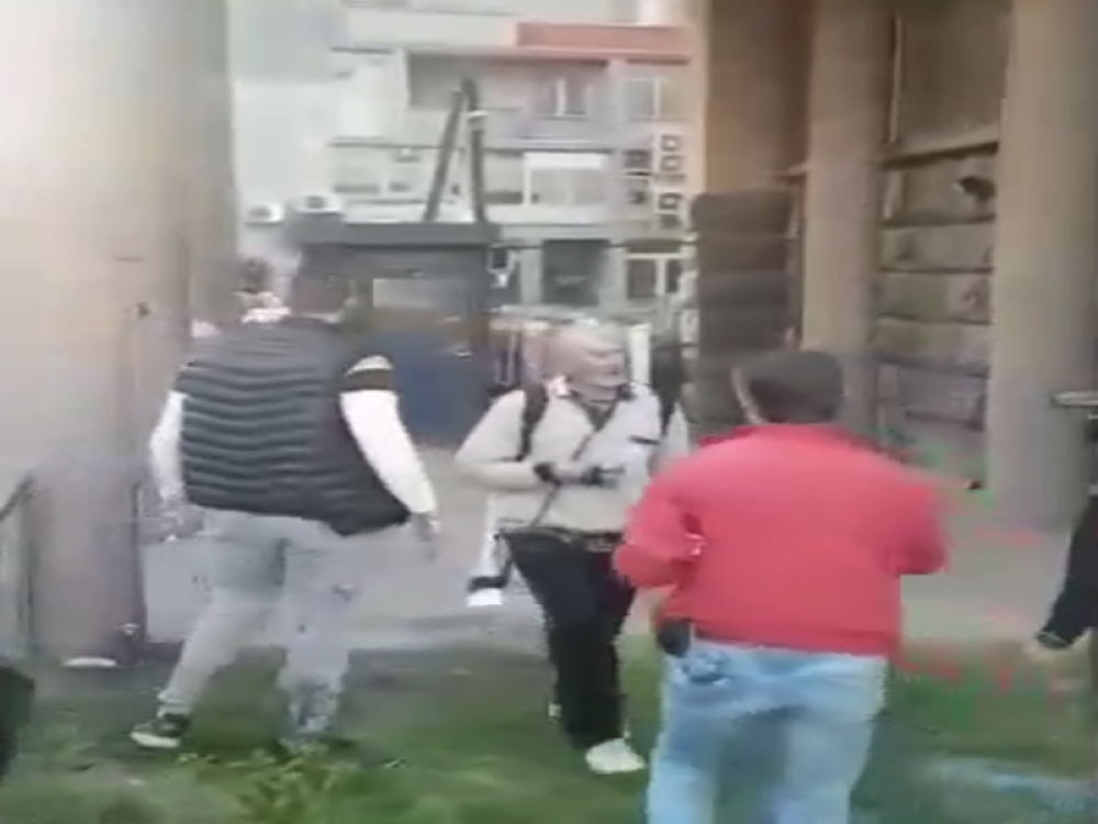 Huligani kamenovali policiju ispred glavne stanice, letele i flaše! (VIDEO)