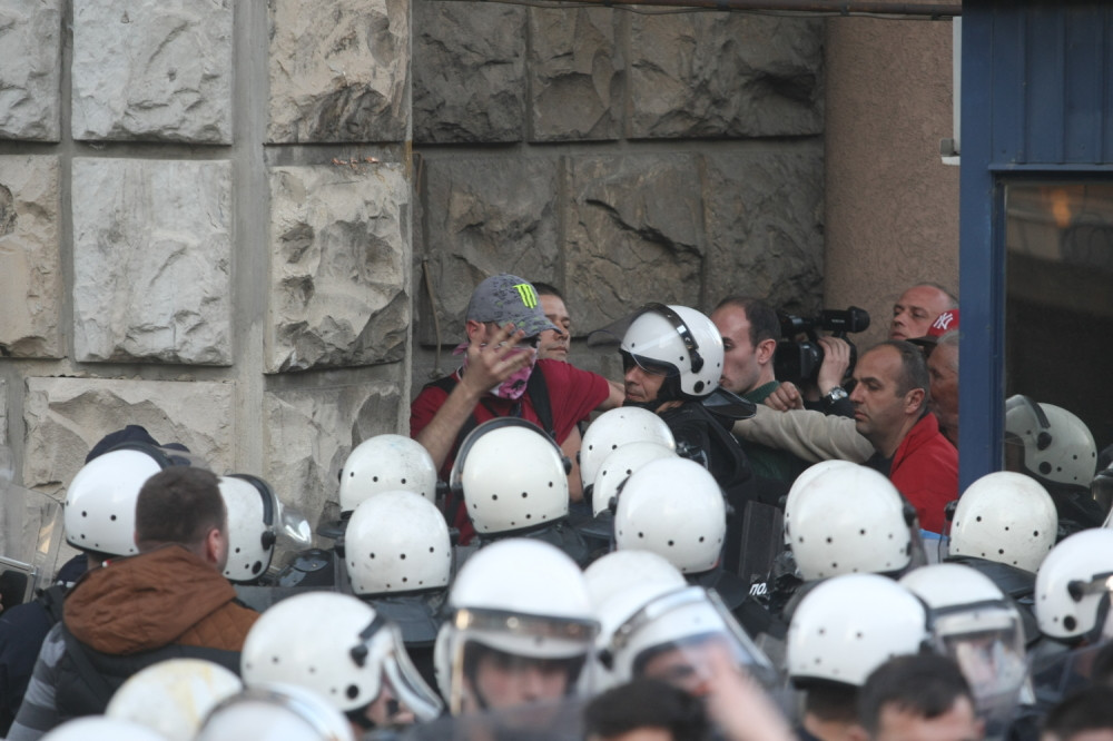 Boškovi i Đilasovi huligani vređali i gađali policajce!