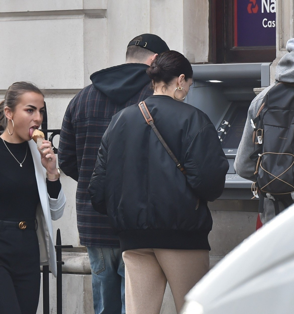 Nakon što se razveo, popularni glumac prvi put viđen sa pevačicom! Niko ne veruje da ga je ONA SMUVALA! (FOTO)