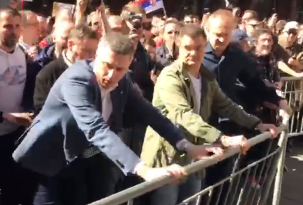 Tuču huligana predstavili kao napad na opoziciju, a kad vidite likove koji stoje iza prevare, sve će vam biti jasno