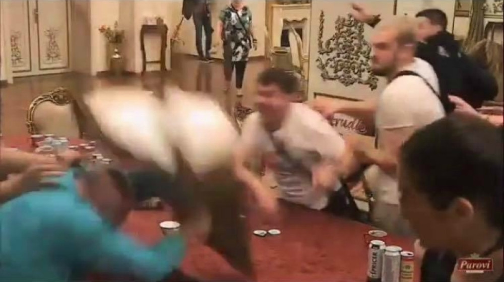 Nakon što mu je Ivan Marinković rascopao stolicom glavu, Spaho hitno prevezen kod lekara! Evo šta se sa njim dešava...