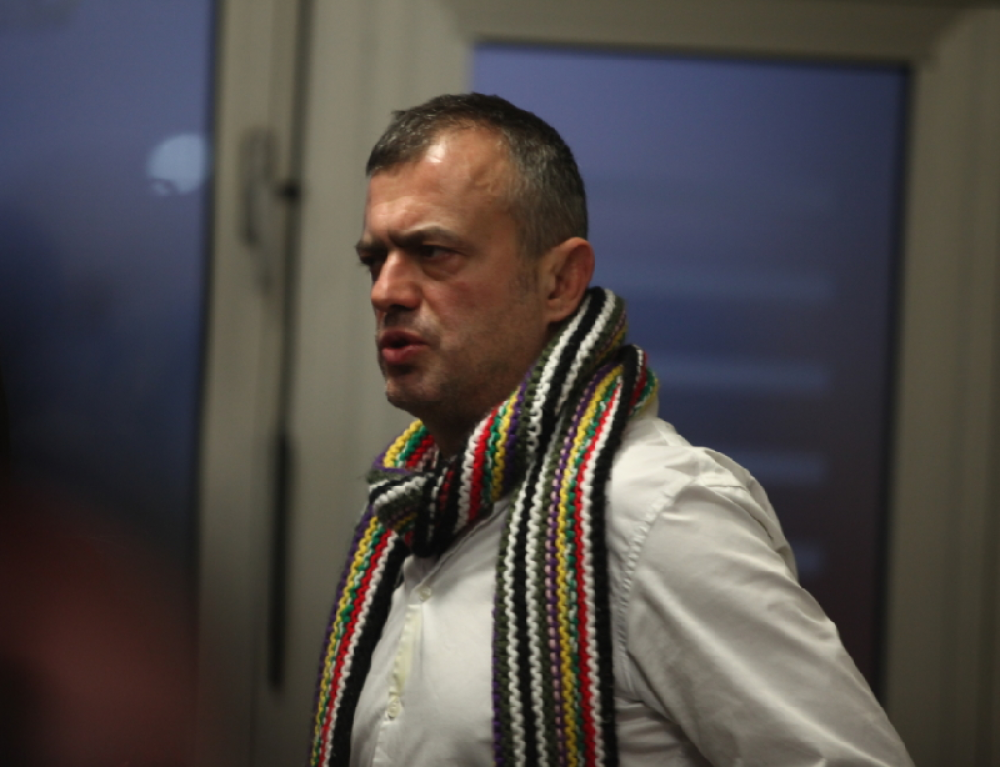 "Narkomančino, lopove, sisaj ku*ac!" Mladići ispred kafane u Novom Sadu pozdravili Sergeja! Zapalili internet ovim snimkom!