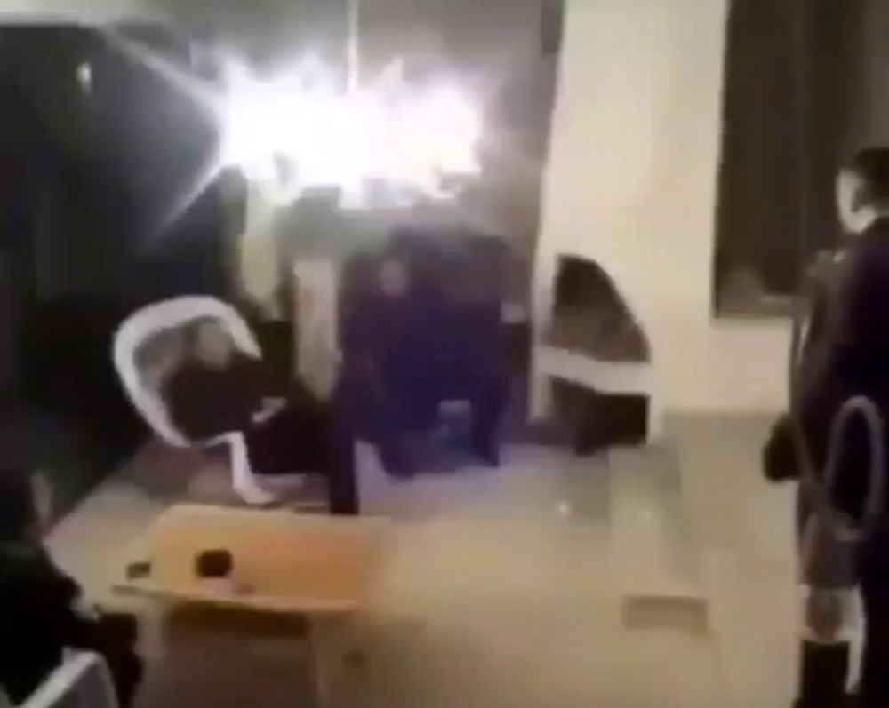 Izvadio je pištolj i upucao čoveka, a onda su svi počeli da se SMEJU! (VIDEO)