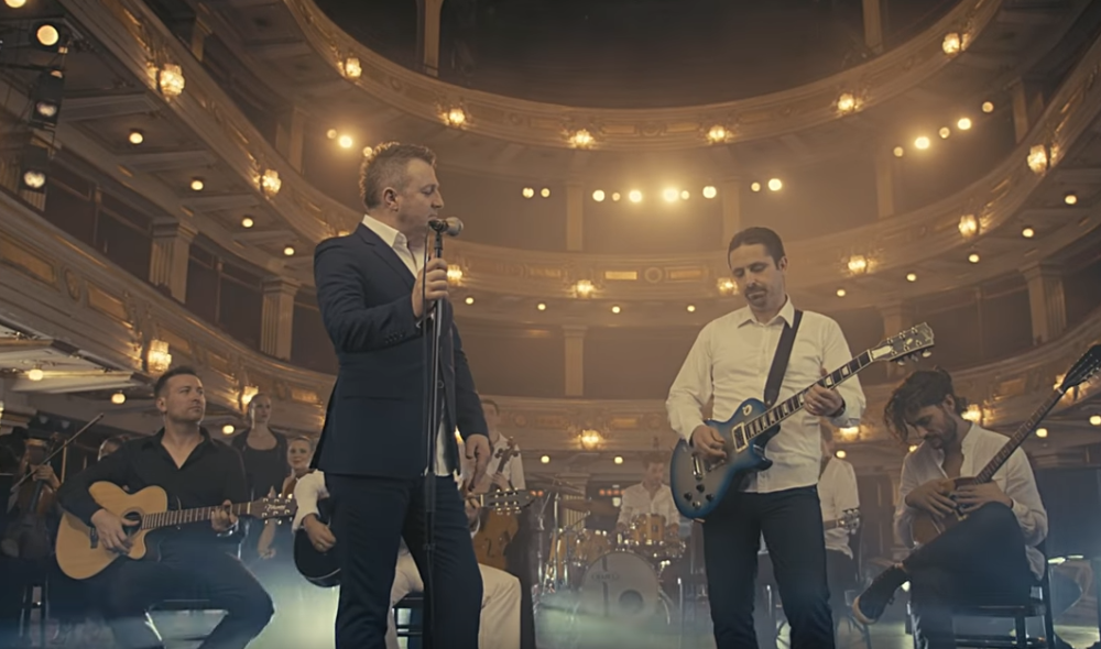 Folk pevač ima dvoje dece sa 19 godina mlađom manekenkom, ovo se krije iza njihovog braka!