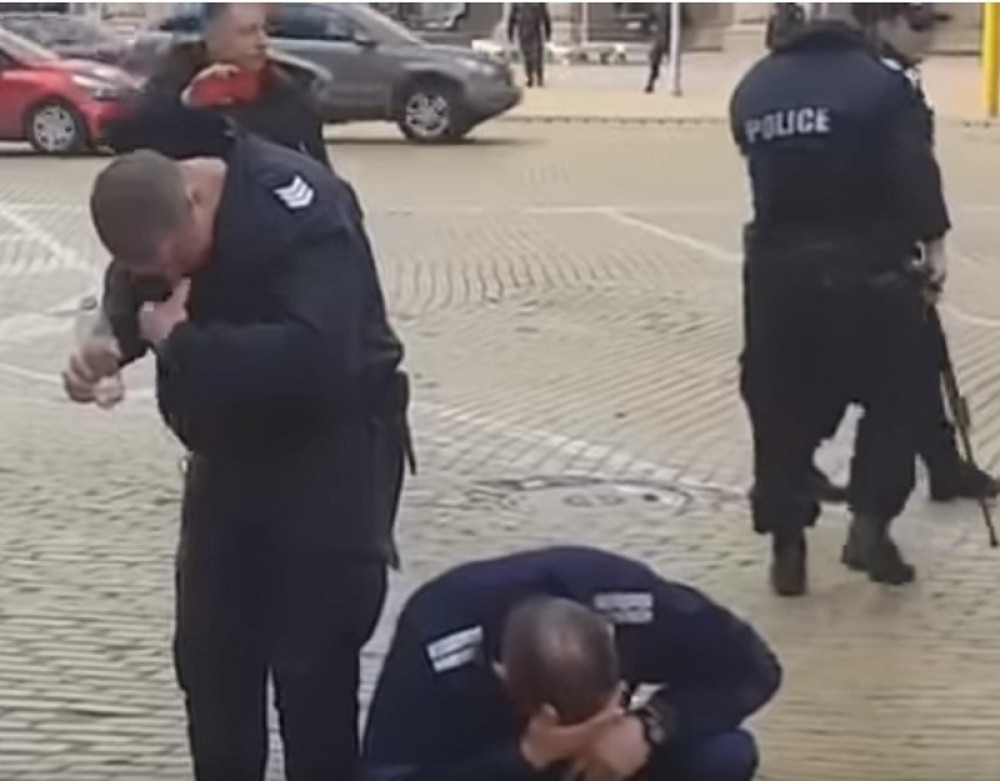 Bugarski policajci prskali biber-sprejom, pa počeli da vrište i da se hvataju za oči (VIDEO)