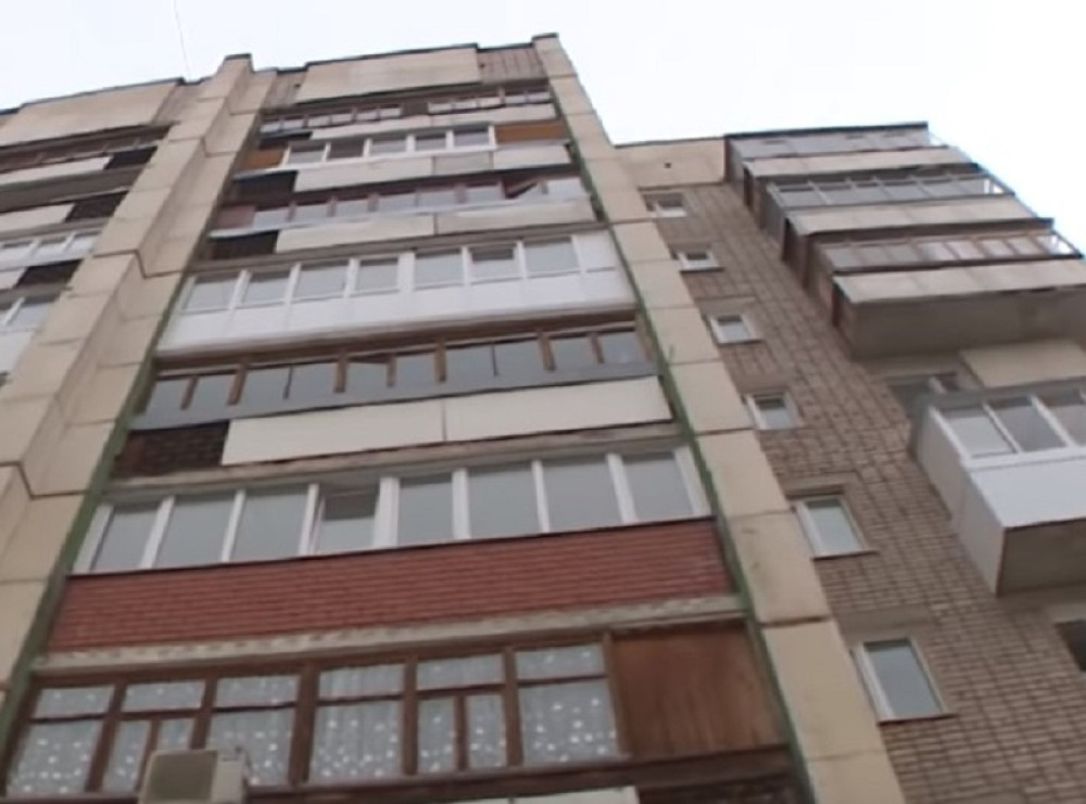 Majka bacila ćerku sa devetog sprata, pa skočila za njom! Obe preživele, a spaslo ih je... NEVEROVATNA PRIČA! (VIDEO)