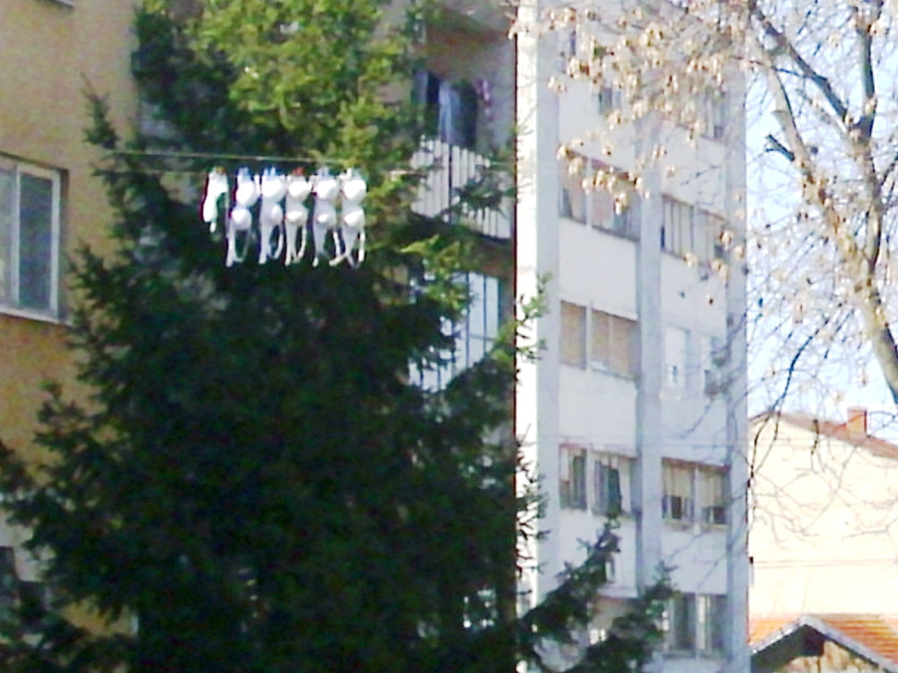 Nije sneg, nisu labudovi, već to mlada devojana suši veš! Ceo grad gleda u njene brushaltere! (FOTO)