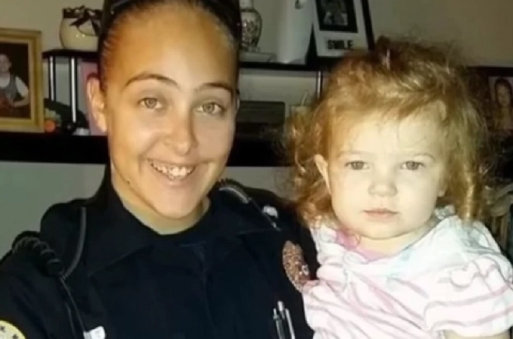 Policajka imala s*ks sa šefom dok joj je ćerkica umirala u kolima! Otac deteta ništa nije znao!