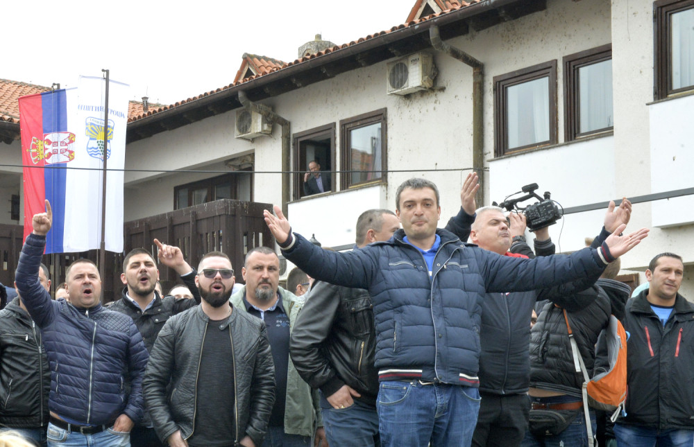 Narod im skandiranjem da su lopovi i fašisti jasno poručio šta misli o njima! (FOTO)