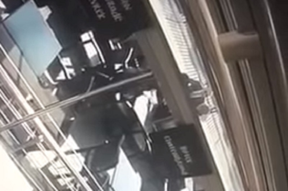 Nasilnik Slobodan Petrović udara i pljuje predstavnika Srpske liste Milana Kostića!