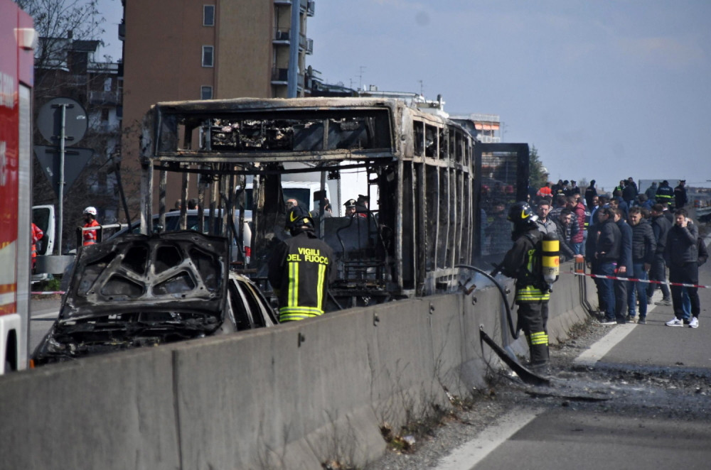 Vozač izašao napolje i ZAPALIO AUTOBUS PUN DECE! Reči koje je izgovorio zbunile su celu zemlju (FOTO)