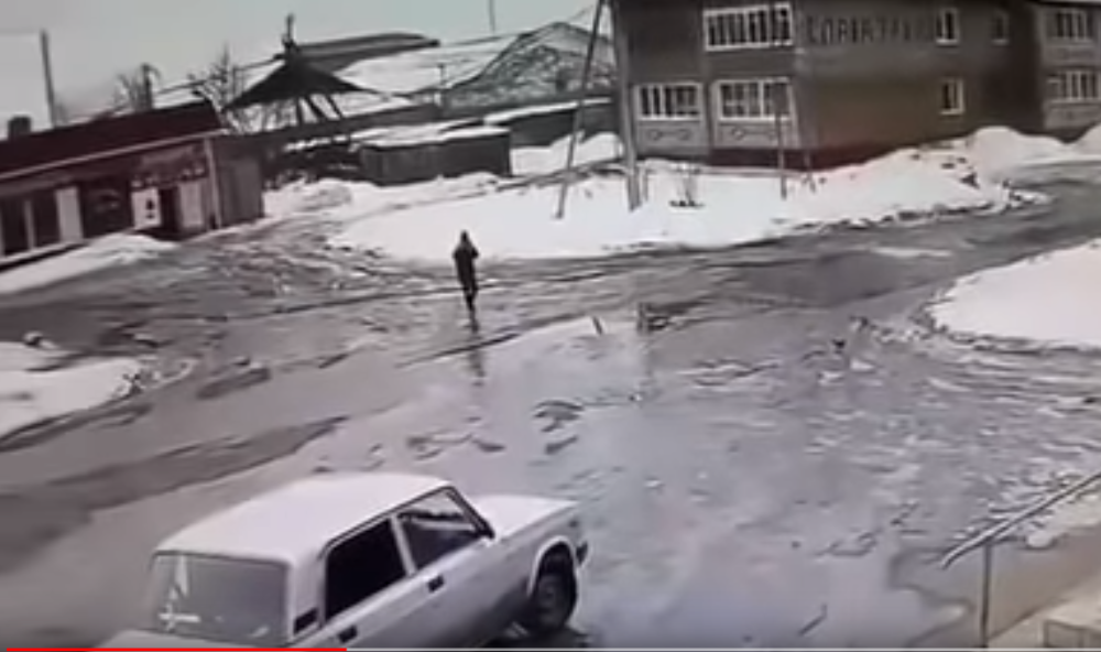 Kamera snimila jezivu nesreću, automobilom pokosio BIVŠU ŽENU, metrima letela kroz vazduh! (UZNEMIRAVAJUĆI VIDEO)