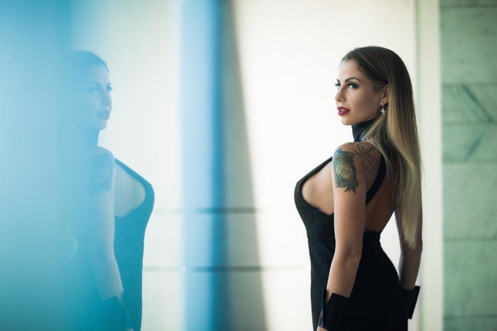 Ponovo se kandiduje, njen program PRŠTI OD SEKSA, sa građanima razgovara gola iz kreveta! (VIDEO)