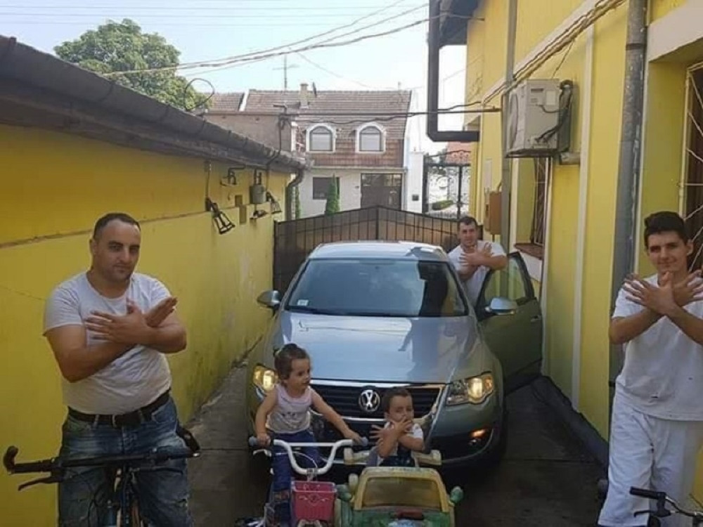 Albanci koji su izazvali haos u Pančevu pod istragom, traži se oružje s kojim su se slikali! (FOTO)