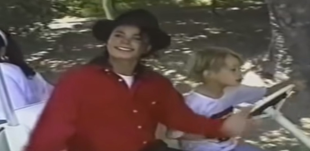 Kevin iz filma "Sam u kući" potvrdio da je u kući Majkla Džeksona postojao tajni hodnik, pa otkrio šta se dešavalo u krevetu sa kraljem popa