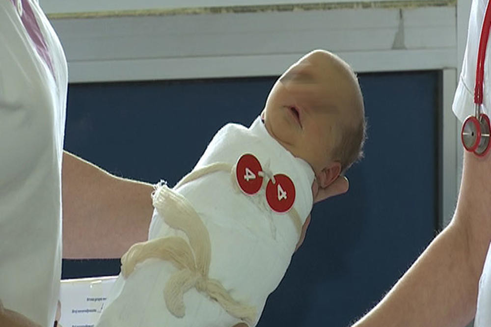 Rekla da je mačka i ostavila je u taksiju, sada se vratila po nju i ODVELA JE IZ SRBIJE! (VIDEO)