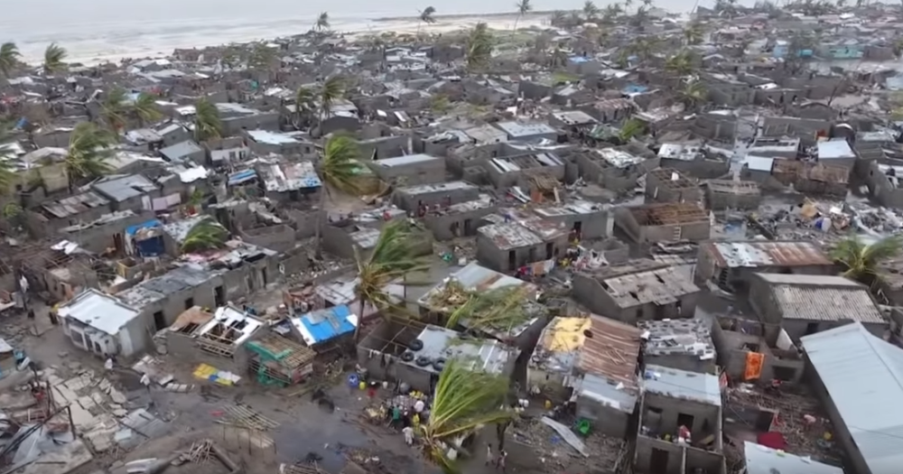 Najjača oluja koju pamte, 1.000 mrtvih, stotine hiljada u vodi do grla, a jedan od najvećih gradova VIŠE NE POSTOJI! (VIDEO)