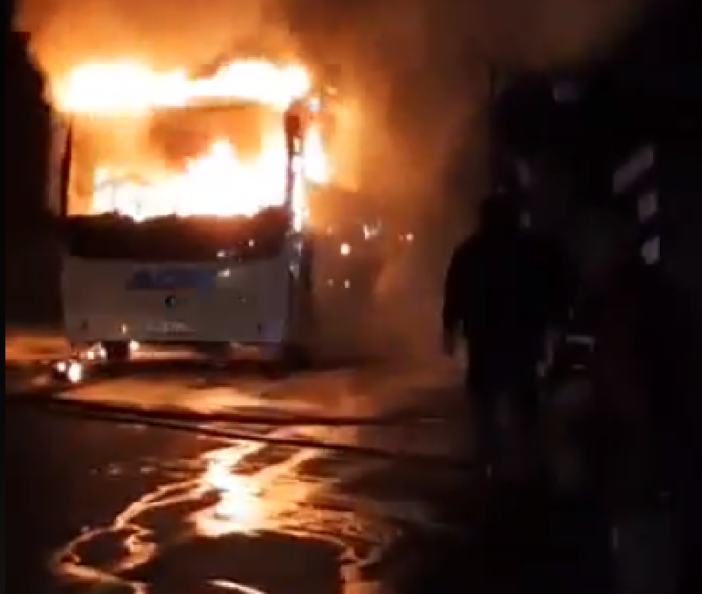 Zapalio se autobus sa Kosova koji ide za Beograd (VIDEO)