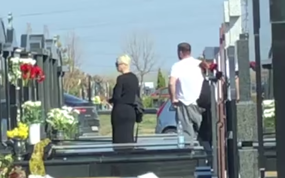 Jelena Karleuša jutros obišla grob svoje majke! Sklanjala je osušeno cveće, a onda se pojavio ON! (VIDEO)