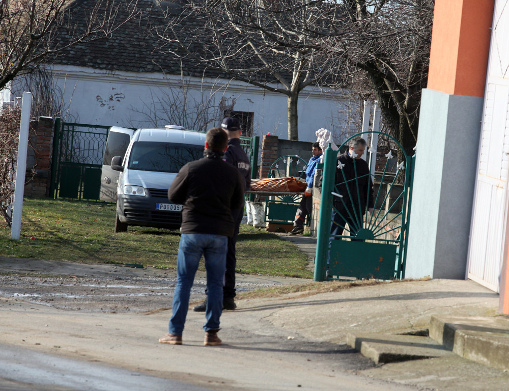 Sekirom iskasapio maćehu, pa peške otišao kod bivše žene i počeo da joj lupa na vrata!