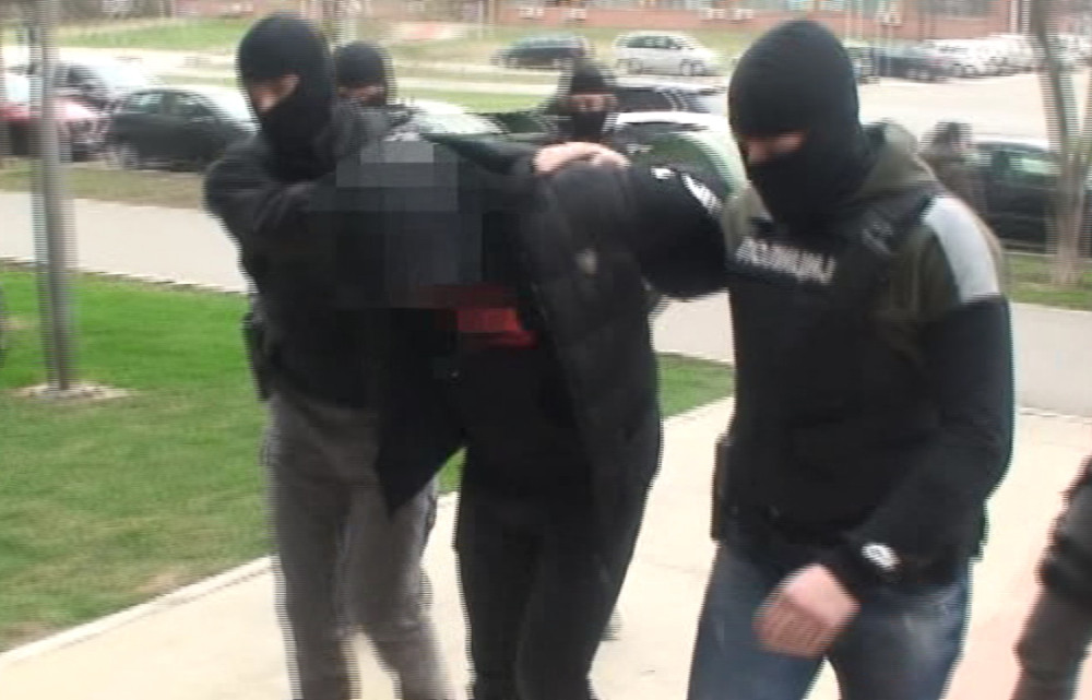 Uhapšeni skinuli muškarca i tukli ga rukama, nogama i lopatom, pa ga zatrpali u sneg! Pogledajte akciju hapšenja! (VIDEO)