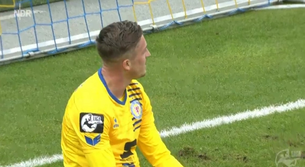 Promašio prazan gol sa dva metra, a onda se desila neviđena scena! (VIDEO)