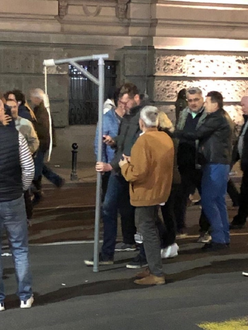 Ponovo vešala na protestima opozicije u Beogradu!