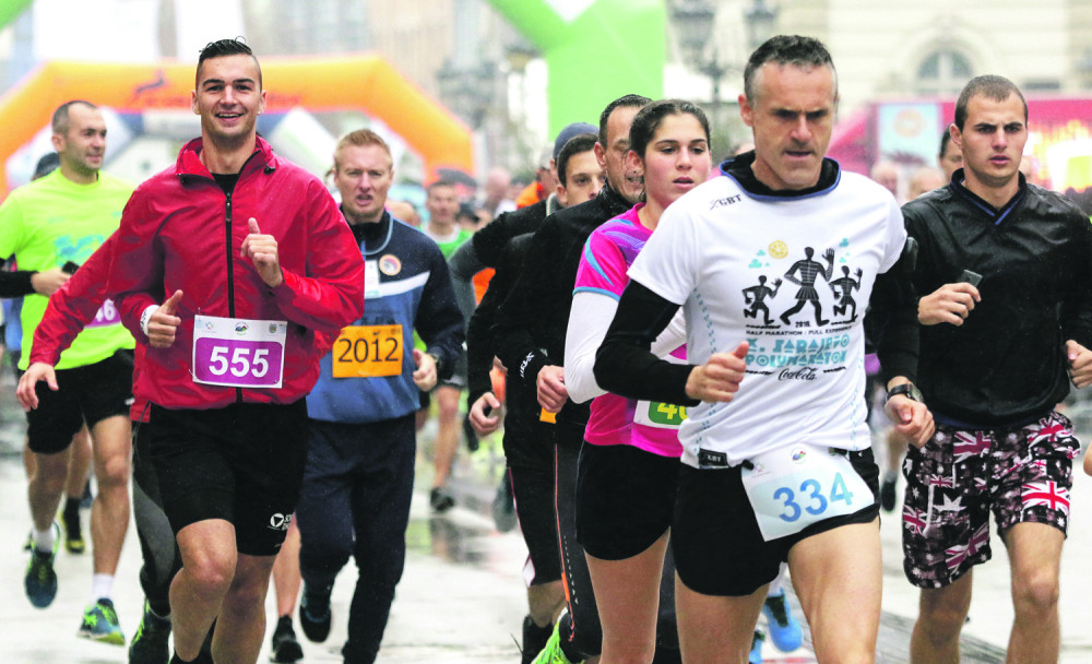 Trče i ministar, vojnici, policajci...