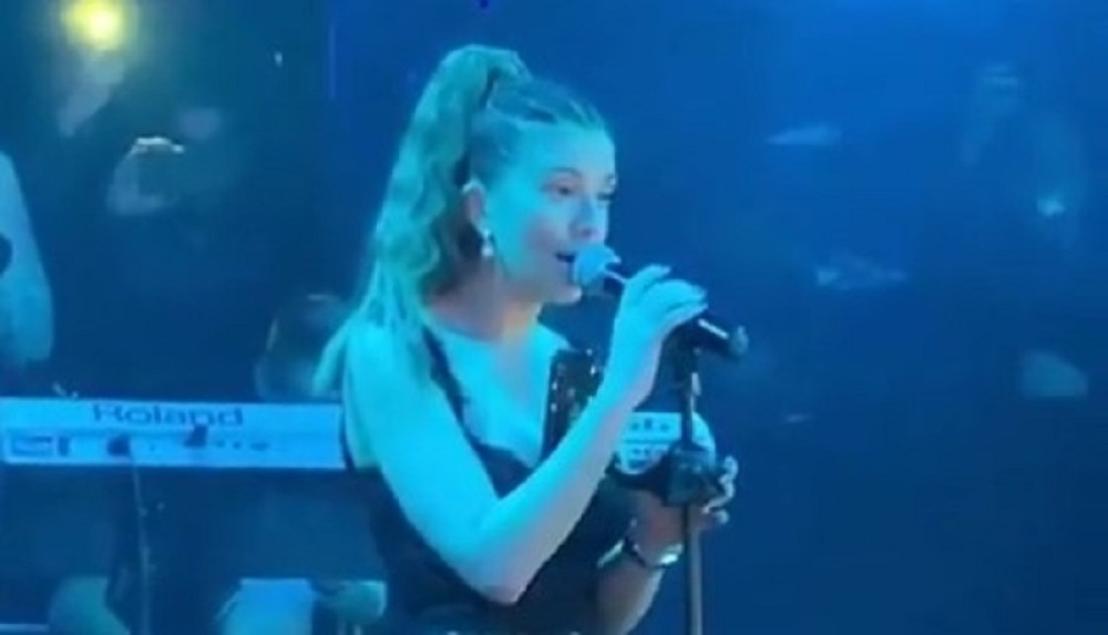 Šok stajling Kije Kockar! Haljina otkrila previše, gaćice sevaju na sve strane! (VIDEO/FOTO)