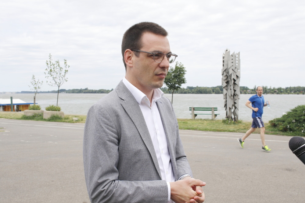 Marko zaurlao na čoveka nasred opštine Stari grad, a onda krenuo da ga ŠUTIRA! Sve zabeležile kamere!