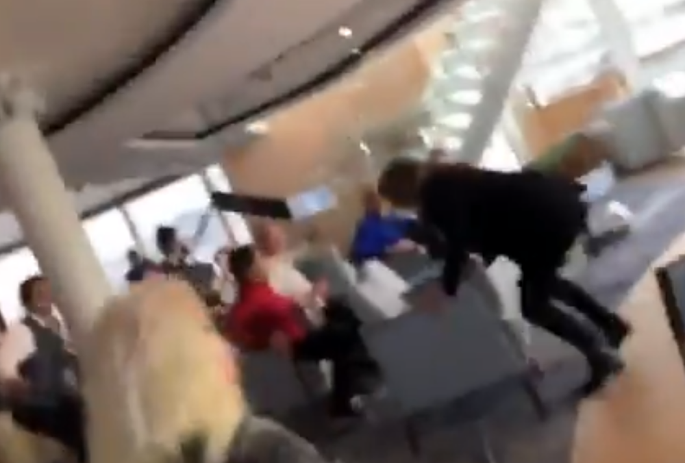 Oluja baca kruzer kao slamku, putnici lete po potpalublju, mole se da ih spasu! (VIDEO)