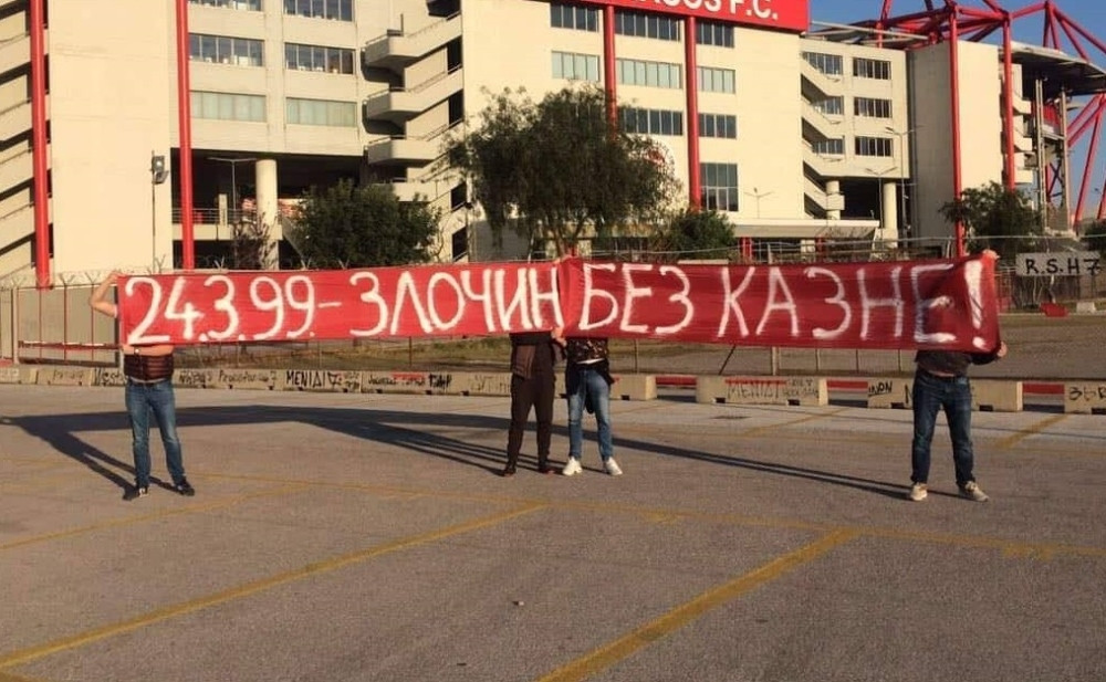 Navijači čuvenog evropskog kluba ĆIRILICOM pružili Srbiji podršku! NATO agresija - zločin bez kazne (FOTO)