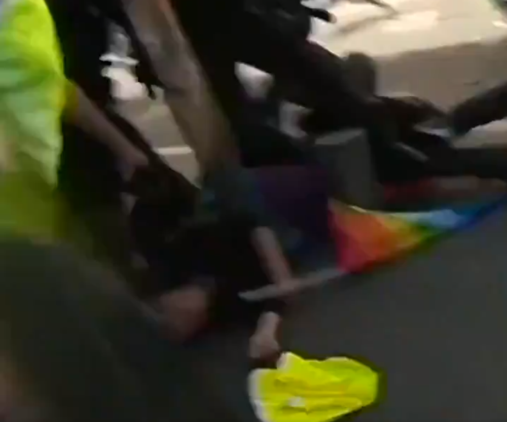 Čuvari reda krenuli da gaze demonstrante u Nici, u naletu razbili glavu 73-godišnjoj ženi (UZNEMIRUJUĆI VIDEO)