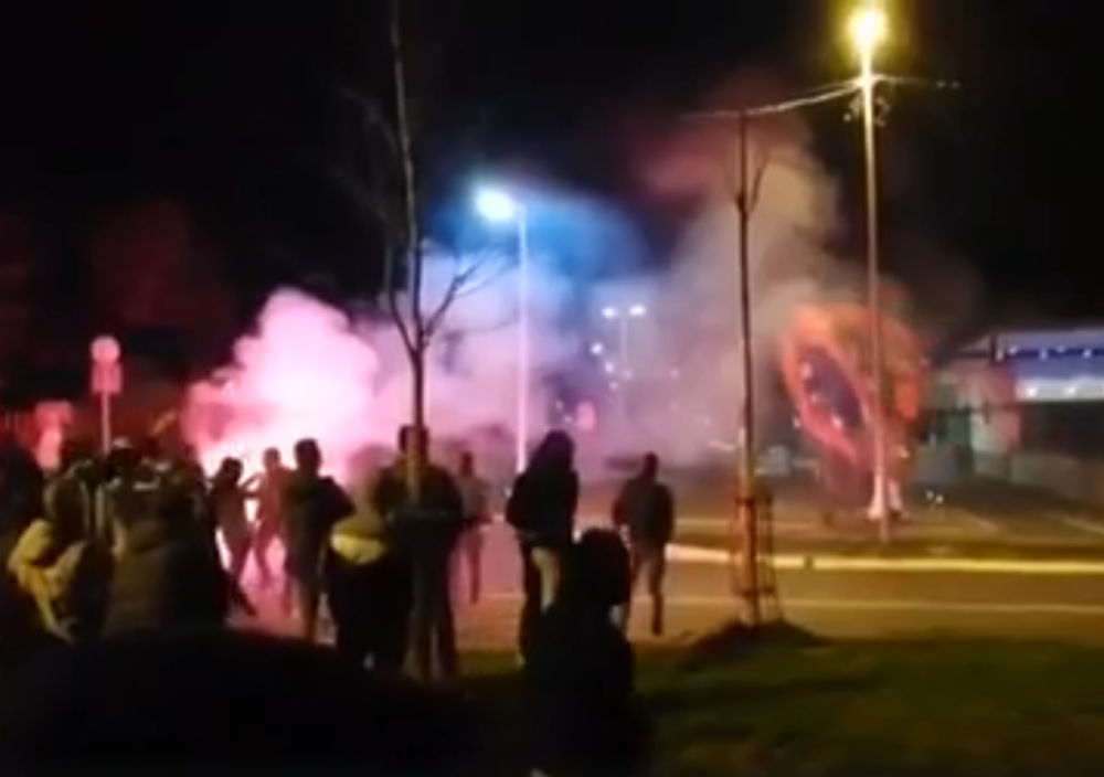 Srbi se složili, okupili pred američkom ambasadom, pustili sirene i uputili STRAŠNU PORUKU (VIDEO)