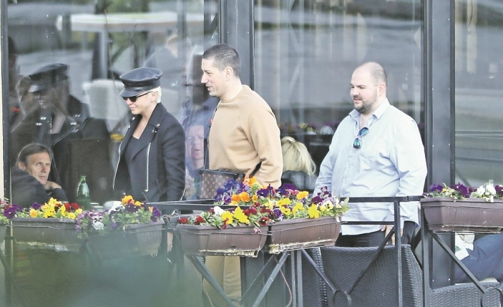 Prvi izlazak Jelene Karleuše sa prijateljima: Sva u crnom, smršala 10 kilograma! (FOTO)