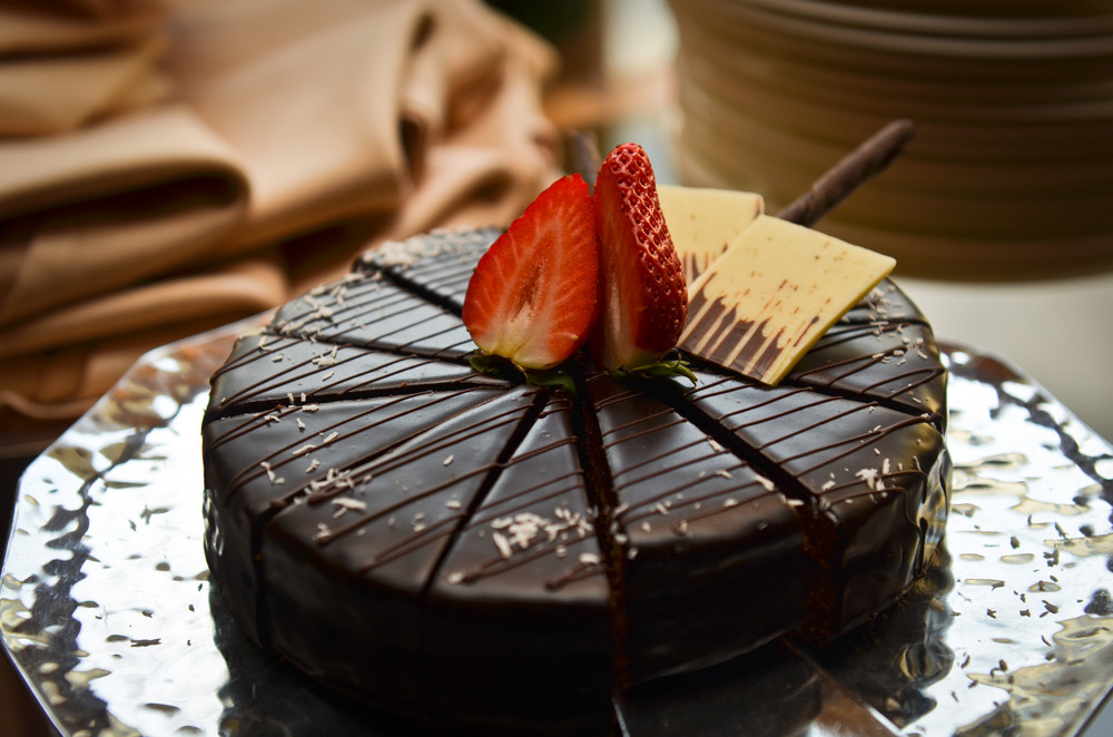 Čokoladna torta kojoj NIKO neće odoleti! Četiri sastojka i MALO VREMENA, dovoljno je za ovu poslasticu!