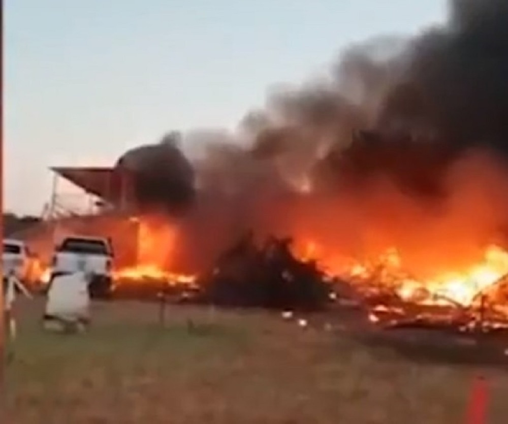 Ukrao avion i zakucao u zgradu u kojoj se održavala zabava za bebu (VIDEO)