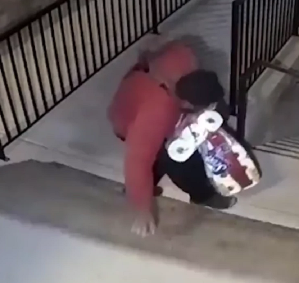 Provalio u pozorište, pa ukrao kasu, mobilni, kompjuter, ali i nešto zbog čega mu se SVI SMEJU (VIDEO)