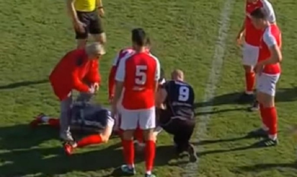 Fudbaler pao kao pokošen nasred terena! Saigrači ga jedva podigli, a tek onda usledio HOROR! (VIDEO)
