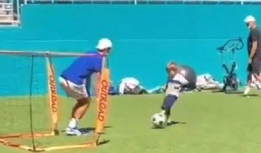 Ovako ga niko nikad nije rešetao! Tata i sinčić su pikali fucu, onda se Novak bacio na teren, a Stefan uradio OVO! (VIDEO)