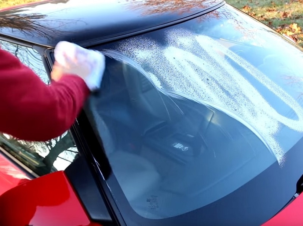 Ovako ćete savršeno oprati ŠOFERŠAJBNU vašeg automobila! (VIDEO)