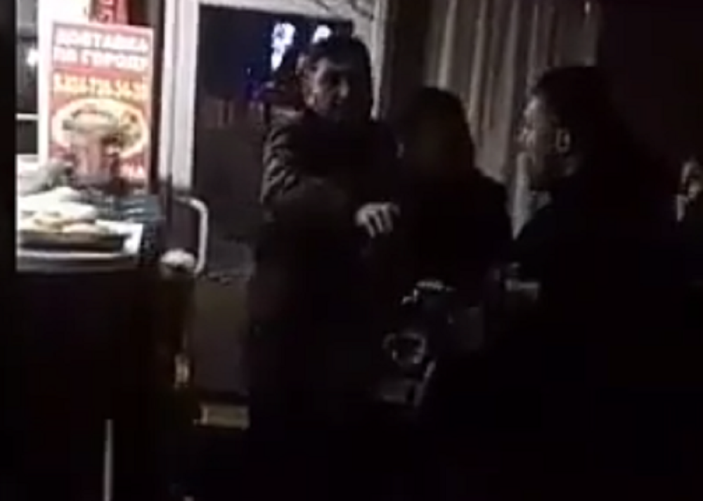 Muškarac izvadio motornu testeru i krenuo da napada ljude!