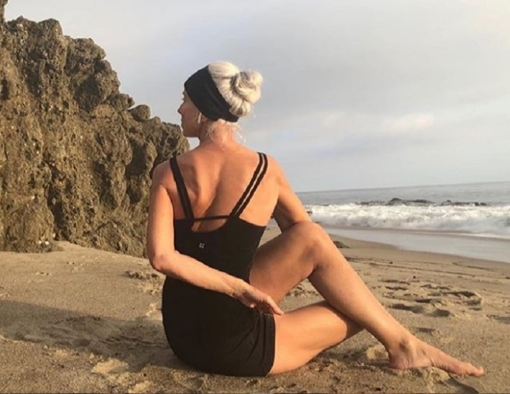 Ima 64 godine, a izgleda kao devojka! Njena tajna je u ova 3 napitka! (FOTO)