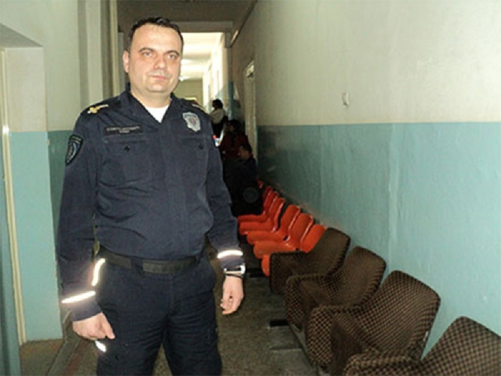 Uzeo ga je, bio je pun para... Odmah je uradio jednu stvar!