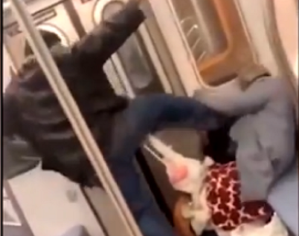 Muškarac šutirao ženu od 78 godina nogom u glavu, niko joj nije pomogao, ljudi samo stajali i snimali telefonima!